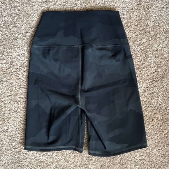 Alo 7" High-Waist Vapor Short, Black Camouflage - Picture 11 of 11